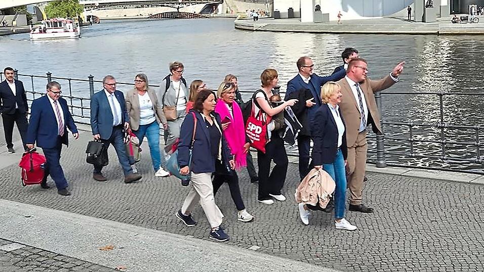 Die SPD-Fraktion des Bayerischen Landtags mit Vorsitzendem Holger Grießhammer (r.) im Berliner Regierungsviertel. Die SPD-Fraktion des Bayerischen Landtags mit Vorsitzendem Holger Grießhammer (r.) im Berliner Regierungsviertel.