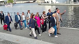 Die SPD-Fraktion des Bayerischen Landtags mit Vorsitzendem Holger Grießhammer (r.) im Berliner Regierungsviertel. Die SPD-Fraktion des Bayerischen Landtags mit Vorsitzendem Holger Grießhammer (r.) im Berliner Regierungsviertel.
