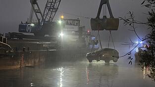 Der Wagen wurde mit einem speziellen Kran von einem Schiff aus geborgen.