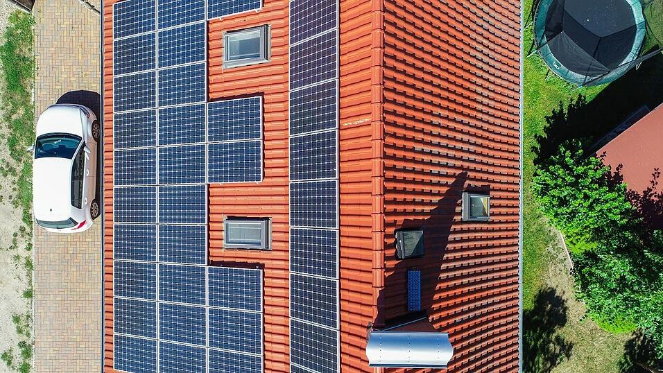 Der Anstieg der Öl- und Benzinpreise führt zu verstärkter Nachfrage nach Solaranlagen und Elektroautos. (Symbolbild) Der Anstieg der Öl- und Benzinpreise führt zu verstärkter Nachfrage nach Solaranlagen und Elektroautos. (Symbolbild)