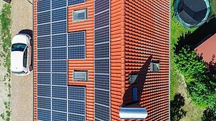 Der Anstieg der &Ouml;l- und Benzinpreise f&uuml;hrt zu verst&auml;rkter Nachfrage nach Solaranlagen und Elektroautos. (Symbolbild)