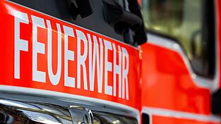 Feuerwehrleute versuchen, die Flammen zu l&ouml;schen. (Symbolbild)