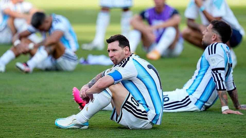 Frust nach dem Finale: Messi setzte sich zunächst auf den Rasen. Frust nach dem Finale: Messi setzte sich zunächst auf den Rasen.
