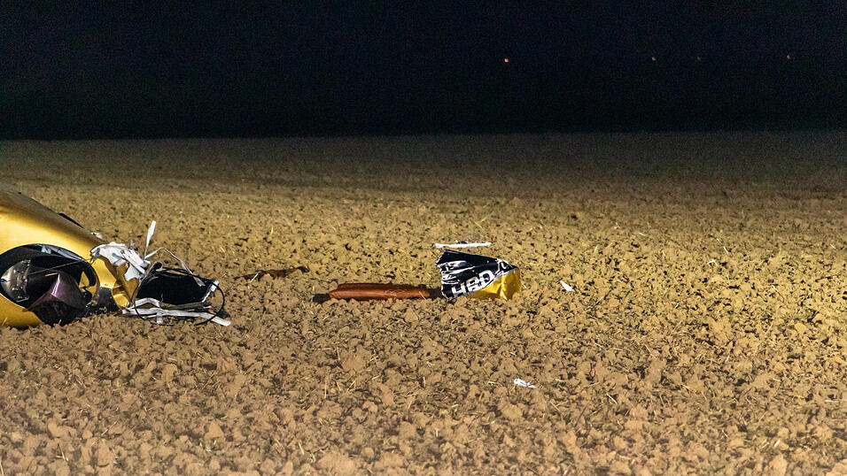 Trümmer lagen auf einer großen Fläche verstreut.