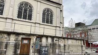 Rund um die Neuparrkirche sitzen h&auml;ufig Menschen auf einer Art &bdquo;Stadtbalkon&ldquo;. Ob das so bleibt, ist unklar.