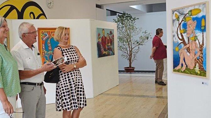 Bewunderung und Diskussionsstoff riefen die Gemälde hervor. Bewunderung und Diskussionsstoff riefen die Gemälde hervor.