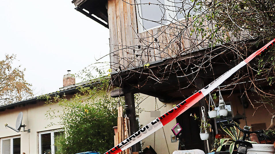 Das Absperrband der Polizei zeugt von den schrecklichen Ereignissen, die sich am Stadtrand von Landshut am Freitag vergangener Woche abgespielt haben. Das Absperrband der Polizei zeugt von den schrecklichen Ereignissen, die sich am Stadtrand von Landshut am Freitag vergangener Woche abgespielt haben.