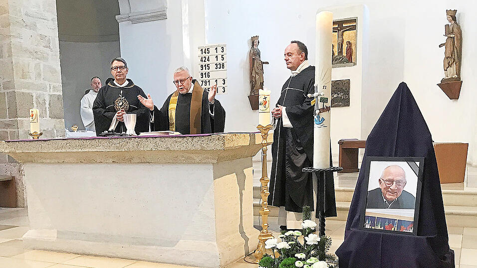 Pfarrer Dieter Zinecker von der Pfarrei St. Stephan, Dekan Johannes Plank von der Pfarreiengemeinschaft St. Elisabeth-St. Peter und Pater Martin Müller von der Pfarrei St. Jakob (v.l.) beim Requiem für Hans Vicari in der Basilika St. Peter.