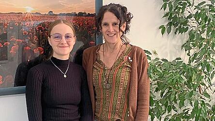 Mitarbeiterinnen der Caritas-Fachambulanz für Suchtprobleme: Praktikantin Sarah Stengele und Leiterin Sandra Süssel (rechts). Mitarbeiterinnen der Caritas-Fachambulanz für Suchtprobleme: Praktikantin Sarah Stengele und Leiterin Sandra Süssel (rechts).