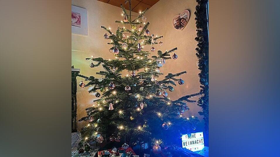 Daniel H&auml;ring schickte ein Bild des Christbaums seiner Freundin Susanne Pfl&uuml;gler.