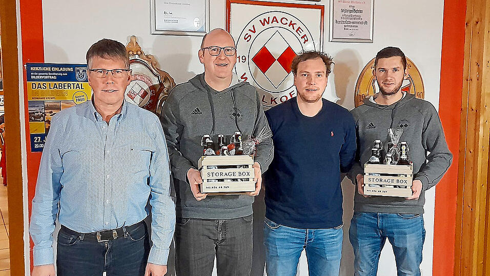 Verabschiedung der ausscheidenden Mitglieder Hubert Stierstorfer (2. v. l.) und Michael Bauer (rechts), zusammen mit Vorsitzendem Lukas Scherm und zweitem Vorsitzenden Martin Lehner. Verabschiedung der ausscheidenden Mitglieder Hubert Stierstorfer (2. v. l.) und Michael Bauer (rechts), zusammen mit Vorsitzendem Lukas Scherm und zweitem Vorsitzenden Martin Lehner.