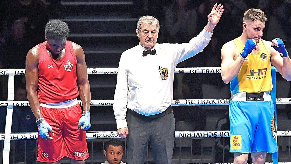Gar nicht einverstanden ist der Straubinger Yasse Cisse (l.), dass sein Kampf gegen Melvin Kahrimanovic schon vor Ende der ersten Runde abgebrochen und zugunsten des Schweriners gewertet wird. Gar nicht einverstanden ist der Straubinger Yasse Cisse (l.), dass sein Kampf gegen Melvin Kahrimanovic schon vor Ende der ersten Runde abgebrochen und zugunsten des Schweriners gewertet wird.