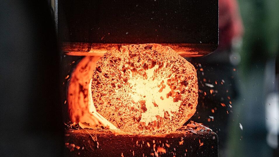 Ein gl&uuml;hendes Metallst&uuml;ck wird im Rottaler Hammerwerk bearbeitet. Bayerns Industrie insgesamt steht unter gro&szlig;em Druck. (Foto: Illustration)