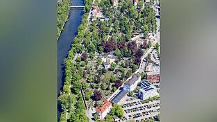 Luftbild des Hauptfriedhofs an der Großen Isar vom April 2025 Richtung Osten.