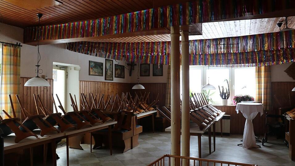Die Deko baumelt noch von der Decke, doch die St&uuml;hle sind hochgestellt - und bleiben es. Das Traditionsgasthaus Krinner ist geschlossen.