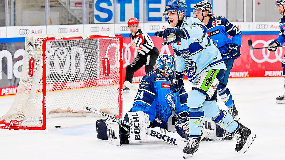 Yessss!!! Nicolas Mattinen feiert seinen Treffer zum 1:0 für Straubing, dem ein Konter und eine starke Kombination vorausgingen. Ingolstadts Torwart Michael Garteig hatte keine Chance. Yessss!!! Nicolas Mattinen feiert seinen Treffer zum 1:0 für Straubing, dem ein Konter und eine starke Kombination vorausgingen. Ingolstadts Torwart Michael Garteig hatte keine Chance.