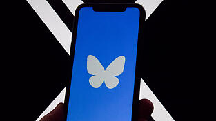 Hat Bluesky eine Chance gegen X? Der dezentrale Microblogging-Dienst hat binnen Tagen Millionen Nutzer gewonnen, denen Elon Musks Netzwerk zu „toxisch“ geworden ist. Überzeugt hat vor allem die Kontrolle, die User auf Bluesky über den Algorithmus haben – und die einfache Bedienung.