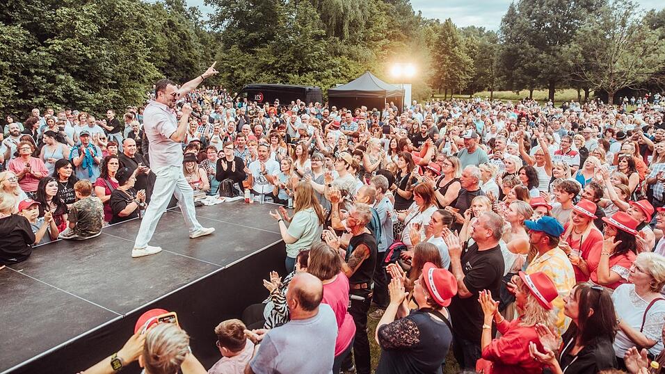 Um die 3.000 Menschen sind zum „Schlager Park“ gekommen, um unter anderem die Lieder von Bürgermeister MarKuss zu feiern. Um die 3.000 Menschen sind zum „Schlager Park“ gekommen, um unter anderem die Lieder von Bürgermeister MarKuss zu feiern.
