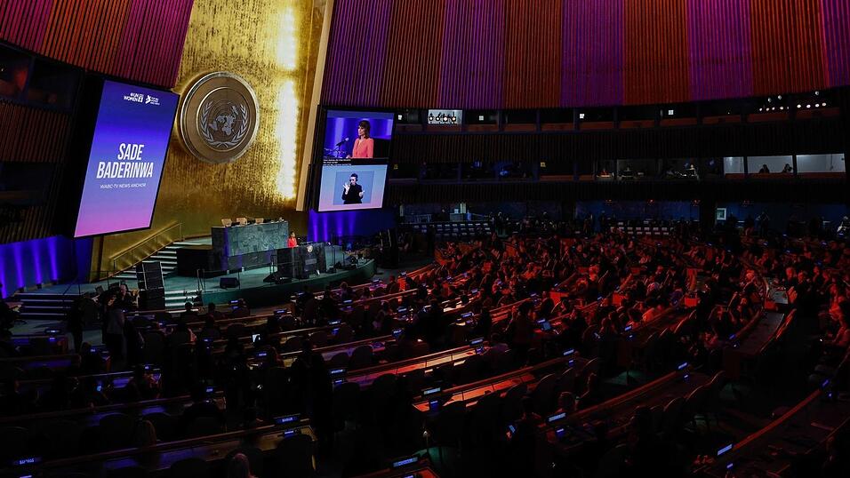 Kurz vor Er&ouml;ffnung der Tagung der UN-Frauenrechtskommission erinnerten die Staatenvertreter bei den Vereinten Nationen an den Weltfrauentag am 8. M&auml;rz. Im weiteren Verlauf gab es Streit &uuml;ber eine gemeinsame Erkl&auml;rung.
