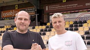 Technischer Leiter Andreas Bugl (links) begr&uuml;&szlig;t Offensivspieler Fabian Ziegler, der bis 2028 f&uuml;r die DJK Vilzing unterschrieben hat.