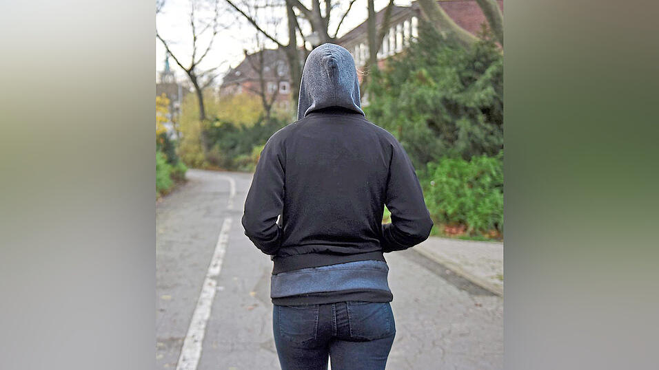 Die 22-J&auml;hrige m&ouml;chteunerkannt bleiben.Symbolfoto: Caroline Seidel/dpa, Foto rechts: ccvison.de