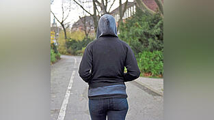 Die 22-J&auml;hrige m&ouml;chteunerkannt bleiben.Symbolfoto: Caroline Seidel/dpa, Foto rechts: ccvison.de