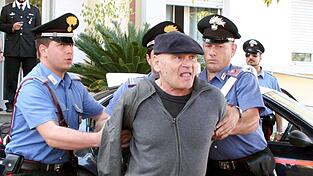 Italienische Polizisten verhaften den 'Ndrangheta-Clan-Boss Giuseppe Nirta 2008 in Kalabrien. Seine Organisation steckte hinter den Mafia-Morden von Duisburg 2007.