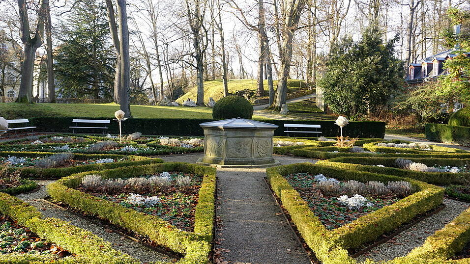 Die Wege und Beete des Renaissancegartens im Herzogspark richten sich nach einem Mittelpunkt aus: dem achteckigen Sandsteinbrunnen mit seinen markanten Pflanzenmotiven auf den Seitenwänden. Die Wege und Beete des Renaissancegartens im Herzogspark richten sich nach einem Mittelpunkt aus: dem achteckigen Sandsteinbrunnen mit seinen markanten Pflanzenmotiven auf den Seitenwänden.