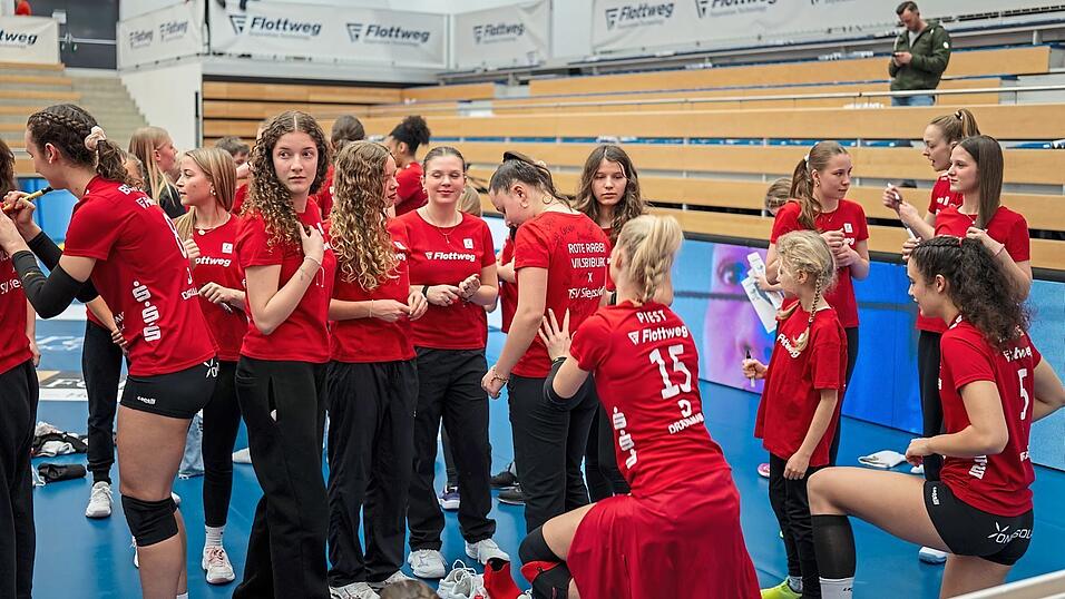 Nach dem Spiel freuten sich die Siegsdorferinnen über Autogramme der Raben-Spielerinnen. Nach dem Spiel freuten sich die Siegsdorferinnen über Autogramme der Raben-Spielerinnen.