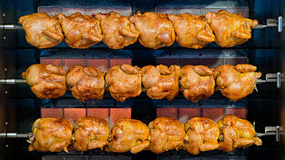 Wie er auf die Idee kam, die Grillhendl zu stehlen, ist unklar. (Symbolbild) Wie er auf die Idee kam, die Grillhendl zu stehlen, ist unklar. (Symbolbild)