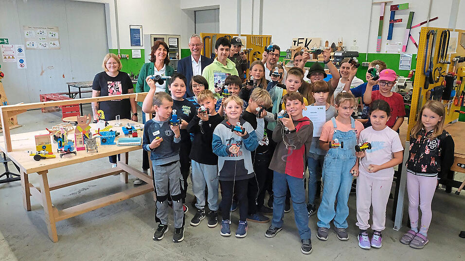 Die Mittwochsrunde im Technikhaus für Kinder mit Oberbürgermeister Markus Pannermayr und der elfjährige Katharina Brandt (mit Urkunde), die als 80.000stes Kind beim Verein „Technik für Kinder“ angemeldet ist. Die Mittwochsrunde im Technikhaus für Kinder mit Oberbürgermeister Markus Pannermayr und der elfjährige Katharina Brandt (mit Urkunde), die als 80.000stes Kind beim Verein „Technik für Kinder“ angemeldet ist.