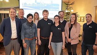 Petra Gronau (4. v. r.) und Johannes Gronau (Mitte) wurden einstimmig als neue Vorsitzende von „Landau gefällt mir“ gewählt.