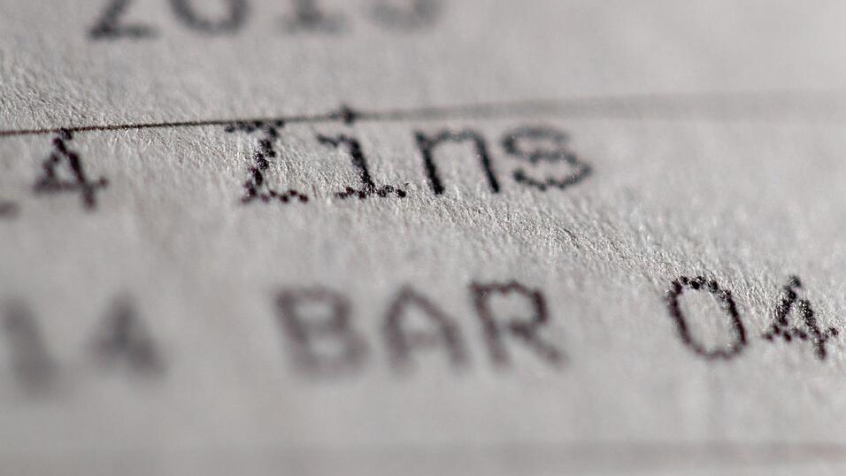 Der Abw&auml;rtstrend ist gestoppt, aber die Inflation schlagen Sparerinnen und Sparer mit Fest- und Tagesgeldangeboten nach wie vor in der Regel nicht. (Symbolbild)