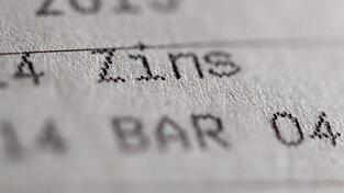 Der Abw&auml;rtstrend ist gestoppt, aber die Inflation schlagen Sparerinnen und Sparer mit Fest- und Tagesgeldangeboten nach wie vor in der Regel nicht. (Symbolbild)