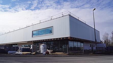 Bei der Sanierung der Vilstalhalle gab es zuletzt im Bauausschuss positive Nachrichten: Sowohl die Trennw&auml;nde als auch die Sportger&auml;teausstattung kosten etwas weniger als kalkuliert.