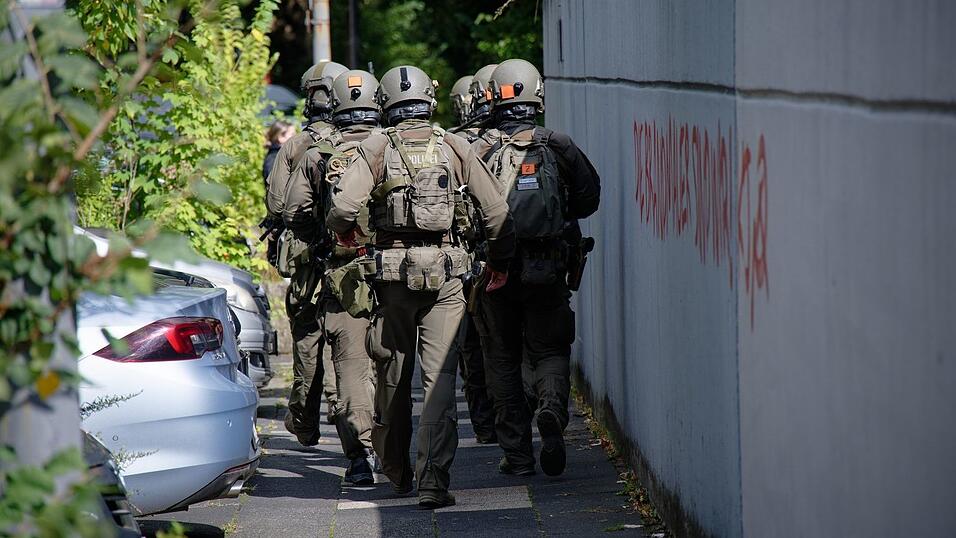 Polizisten in Spezialausr&uuml;stung sind am Tattag Anfang September 2025 in Essen im Einsatz. (Archiv)