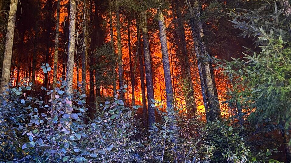 In mehreren Regionen kämpfen Feuerwehrleute gegen Flammen. In mehreren Regionen kämpfen Feuerwehrleute gegen Flammen.