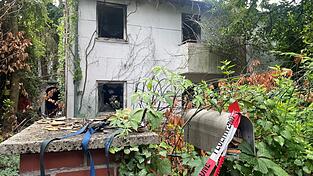 Das ausgebrannte Haus am Dr&auml;xlmairweg. F&uuml;r die Vorg&auml;nge rund um die Ersteigerung des Hauses interessiert sich jetzt die Staatsanwaltschaft.