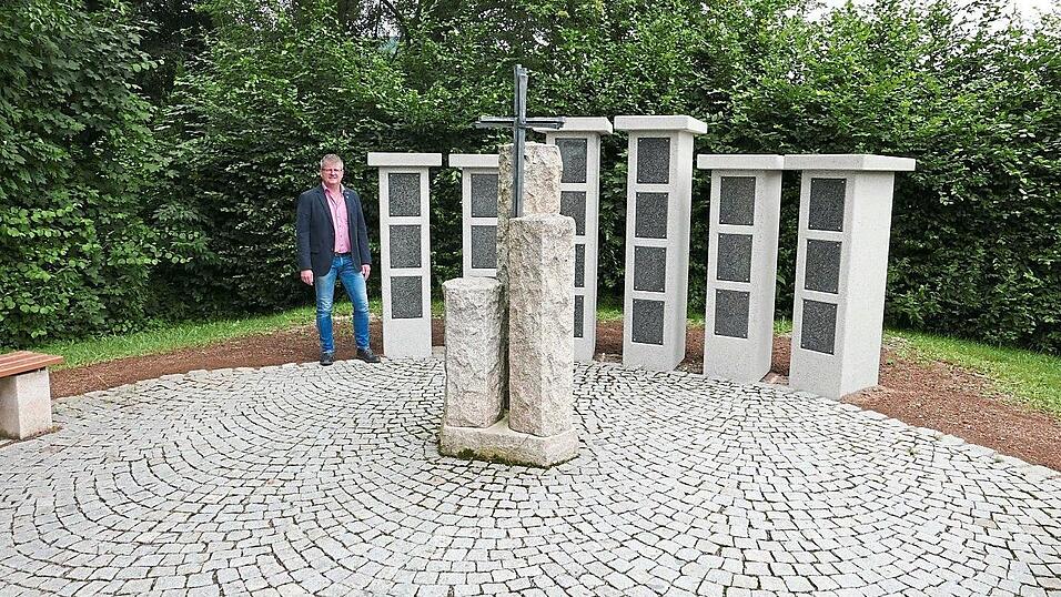 Bestattungen finden mehr und mehr in den Urnenstelen statt während viele Gräber aufgelöst werden (Bürgermeister Niedermayer bei den 2021 neu aufgestellten Stelen im Rimbacher Friedhof).