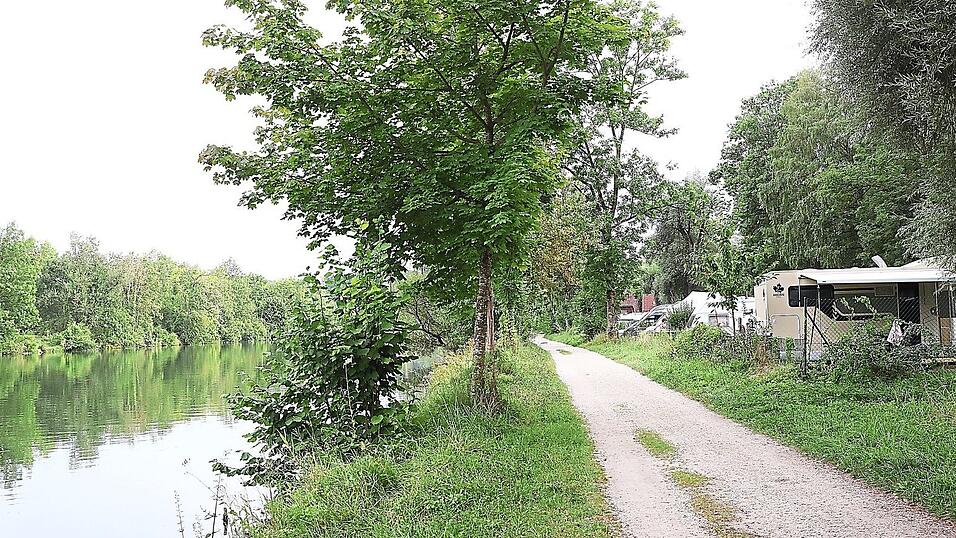 Der Isarcampingplatz liegt direkt am Fluss. Immer wieder tauchen Kanufahrer auf, direkt ums Eck befindet sich der Ruderclub.