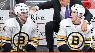 Auf Erfolgskurs: Boston-Trainer Marco Sturm (Mitte) mit Tanner Jeannot (links) und Fraser Minten.
