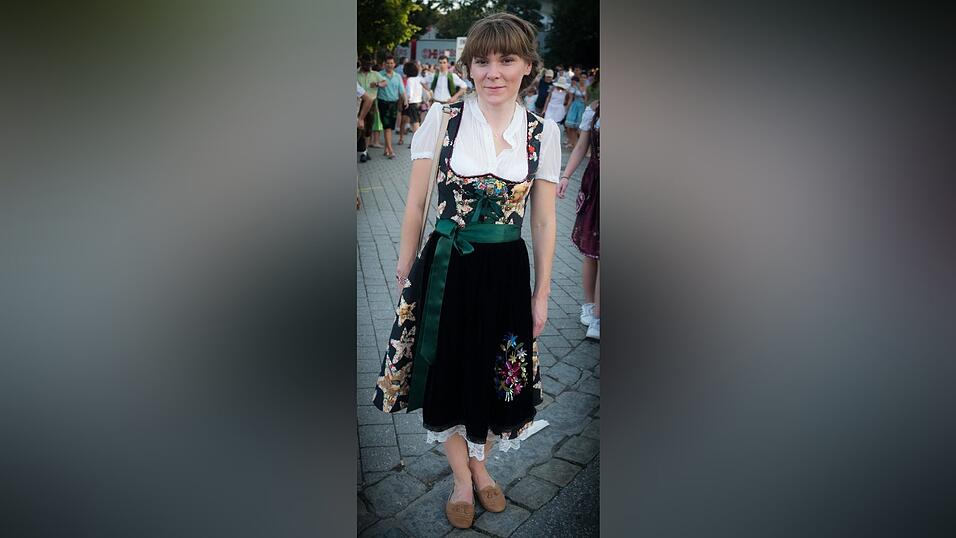 Ein Dirndl mit einem gro&szlig;en Blumenmuster und einer Samtsch&uuml;rze. Das Outfit des Tages am Samstag wird getragen von Sandra aus Speyer.