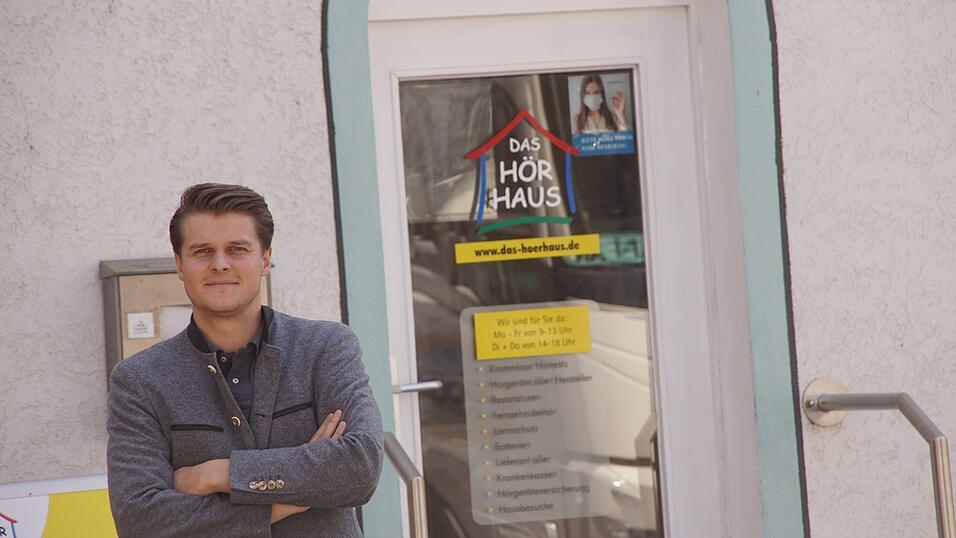 Michael Schifferl, der Gesch&auml;ftsf&uuml;hrer der Schifferl-Zweigstelle in Bogen, vor dem Feldmann-Anwesen in der Innenstadt, das er erworben hat. Was plant er dort? Und was wird aus dem H&ouml;rhaus und dem Raumausstatter Feldmann?