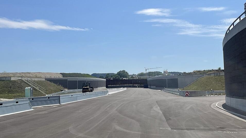 Aus Richtung Regensburg kommend verteilt die neue Anschlussstelle den Verkehr nach M&uuml;nchen oder (hier rechts) nach Deggendorf. Hinter den Spundw&auml;nden soll im n&auml;chsten Bauabschnitt die B15neu weiter &uuml;ber die Isar und dann entweder mittels Tunnel oder Trogbauwerk durch die Isarhangleiten Richtung Geisenhausen gef&uuml;hrt.