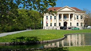 Vor dem Prinz-Carl-Palais in München wurde am Freitagabend ein lebloser Mann aus einem Brunnen gezogen. (Archivbild)