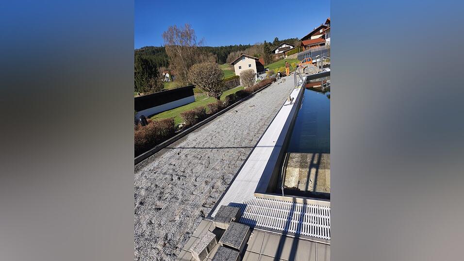 Das Pflaster am Rutschenbecken muss erneuert werden. Das Pflaster am Rutschenbecken muss erneuert werden.