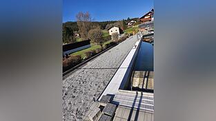 Das Pflaster am Rutschenbecken muss erneuert werden. Das Pflaster am Rutschenbecken muss erneuert werden.