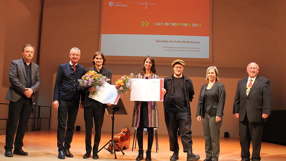 Bei der Preisverleihung: Laudator Dr. Bernhard Stoffels, OB Markus Pannermayr, die Preistr&auml;ger Heinrich Eiglsperger und Maria Salmanian, Laudator Lukas Heger, Carolin Ahrendt, Vorstandsvorsitzende der Dr. Franz und Astrid Ritter-Stiftung sowie B&uuml;rgermeister Werner Sch&auml;fer.