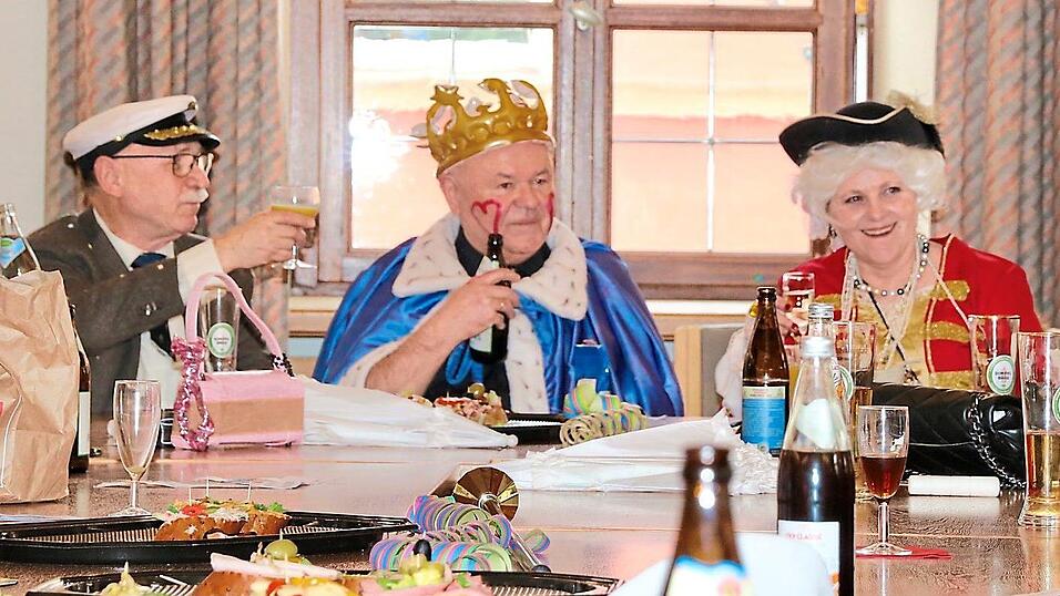 Ein Prost auf den neuen Herrscher von Furth: An der Tafel von König Done I. Ein Prost auf den neuen Herrscher von Furth: An der Tafel von König Done I.