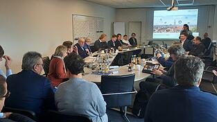 So groß wie selten zuvor war am Mittwochnachmittag das Interesse an der Sitzung des Werksenats, in dem über die Zukunft des Hallenbades diskutiert wurde. Der Sitzungssaal der Stadtwerke platzte aus allen Nähten. So groß wie selten zuvor war am Mittwochnachmittag das Interesse an der Sitzung des Werksenats, in dem über die Zukunft des Hallenbades diskutiert wurde. Der Sitzungssaal der Stadtwerke platzte aus allen Nähten.